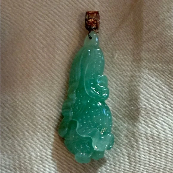 Elegant Green jadeite Pendant Necklace - Picture 2 of 2